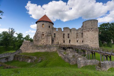 Cesis Castle, Letonya 'daki en ikonik ortaçağ kalelerinden biri. Kalenin temelleri 800 yıl önce Livonyalı Kılıç Kardeşler tarafından atılmıştı..
