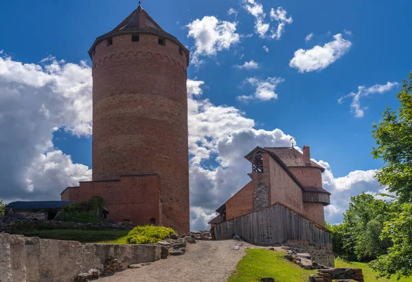 图雷达城堡 Turaida Castle 是位于拉脱维亚维兹梅地区Gauja国家公园内的一座中世纪城堡 位于Gauja河对岸 与Sigulda相望 — 图库照片