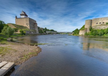 Narva, Narva nehri üzerinde, Estonya 'nın doğu uç noktasında, Rusya sınırında. Narva Kalesi Estonya tarafında, Ivangorod Kalesi ise Rus bankasına yayılıyor..