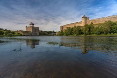 Narva, Narva nehri üzerinde, Estonya 'nın doğu uç noktasında, Rusya sınırında. Narva Kalesi Estonya tarafında, Ivangorod Kalesi ise Rus bankasına yayılıyor..