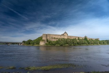 Estonya ile Rusya sınırındaki Narva Nehri 'nin Russion kıyısındaki Ivamgorod Şatosu.