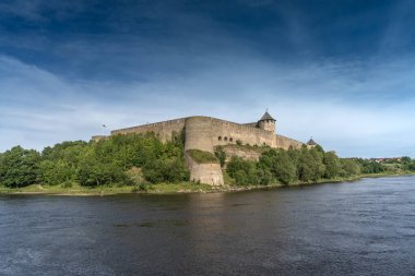 Estonya ile Rusya sınırındaki Narva Nehri 'nin Russion kıyısındaki Ivamgorod Şatosu.