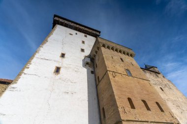 Narva Şatosu, Estonya 'nın doğu uç noktası olan Rusya sınırındaki Narva Nehri' nin Estonya Bankası 'nda..