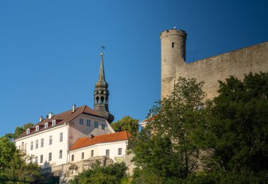 Başkent Tallinn, primat ve Estonya 'nın en kalabalık şehri. Ülkenin kuzey kesiminde, Baltık Denizi Körfezi kıyısında yer almaktadır.