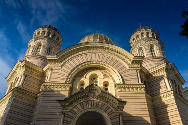 İsa 'nın Doğumu Katedrali, Riga, Letonya. Neo-Bizans tarzı. Rus İmparatorluğu döneminde inşa edilmiş. Riga, Letonya 'nın başkenti ve Baltık Eyaletlerinin en büyük şehri. 1209 yılında kurulan eski kenti UNESCO Dünya Mirası Alanı 'dır..