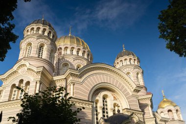 İsa 'nın Doğumu Katedrali, Riga, Letonya. Neo-Bizans tarzı. Rus İmparatorluğu döneminde inşa edilmiş. Riga, Letonya 'nın başkenti ve Baltık Eyaletlerinin en büyük şehri. 1209 yılında kurulan eski kenti UNESCO Dünya Mirası Alanı 'dır..