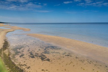 Letonya 'da bir tatil beldesi olan Jurmala' da Baltık Denizi kıyısında Riga Körfezi (Baltık Denizi) ile Riga 'nın yaklaşık 25 kilometre batısındaki Lielupe Nehri arasında yer alan büyük beyaz kumlu plajlar..