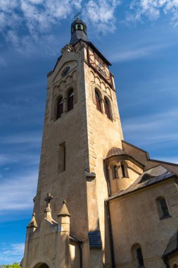 Letonya 'nın bir tatil beldesi olan Jurmala' daki Lutheran Jugentsil Chruch Riga Körfezi (Baltık Denizi) ile Riga 'nın yaklaşık 25 kilometre batısındaki Lielupe Nehri arasında yer alıyor..