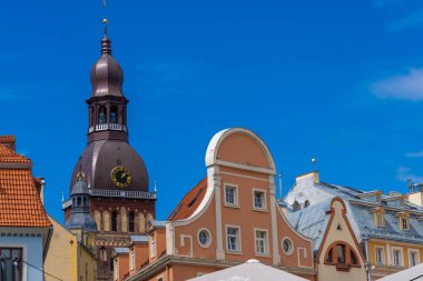 Letonya 'nın Riga kentindeki büyüleyici katedral meydanı. 1209 yılında kurulan eski kenti UNESCO Dünya Mirası Alanı 'dır..