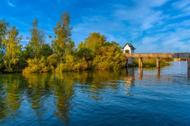 Rapperswil (St. Gallen) ile Hurden (Schwyz), İsviçre arasında Yukarı Zürih Gölü 'nden (Obersee) geçen tahta bir pedetrian köprüsü olan Holzsteg' in büyüleyici manzarası