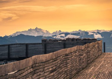 İsviçre 'nin St. Gallen kantonundaki Zürih Gölü ile Walenstadt Gölü arasındaki bölgeye bakan Appenzell Alplerindeki Speer Dağı' nın günbatımı manzarası.