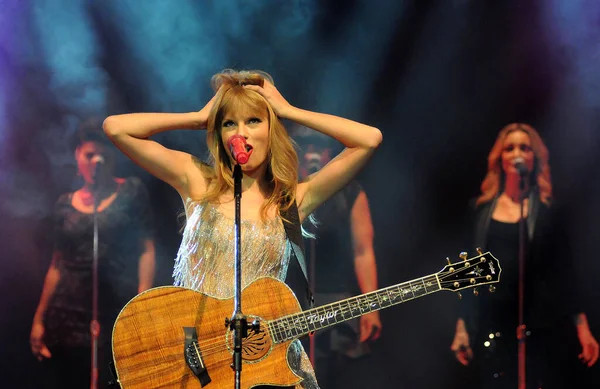 Rio de Janeiro, 8 Aralık 2009. Şarkıcı Taylor Swift, Brezilya 'nın Rio de Janeiro kentindeki HSBC Arena' da sergiledi..