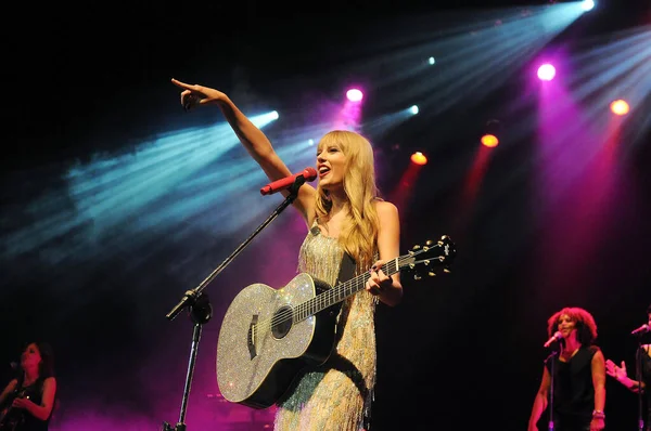 Rio de Janeiro, 8 Aralık 2009. Şarkıcı Taylor Swift, Brezilya 'nın Rio de Janeiro kentindeki HSBC Arena' da sergiledi..