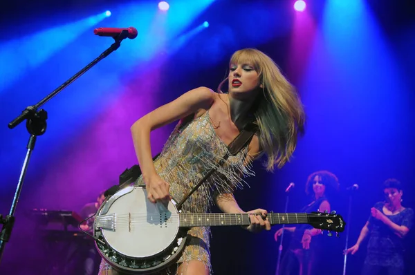 Rio de Janeiro, 8 Aralık 2009. Şarkıcı Taylor Swift, Brezilya 'nın Rio de Janeiro kentindeki HSBC Arena' da sergiledi..