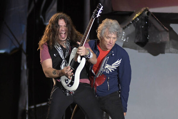 Рио-де-Жанейро, 30 сентября 2019.Singer Джон Бон Джови и гитарист Фил X из группы Bon Jovi, во время концерта в Rock в Рио-де-Жанейро 2019
