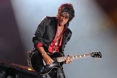 Rio de Janeiro, 24 Eylül 2015. Gitaristler Joe Perry, Hollywood Vampirleri grubunun Rio 2015 'te Rio de Janeiro, Brezilya' da verdiği konserde