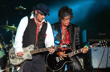 Rio de Janeiro, 24 Eylül 2015. Gitaristler Johnny Depp ve Joe Perry Rio de Janeiro, Brezilya 'da Rio 2015 Rock' ta Hollywood Vampirleri grubunun konserinde.