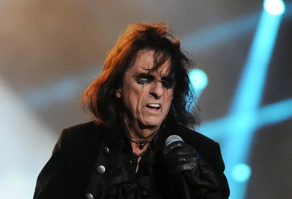 Rio de Janeiro, 24 Eylül 2015. Vokalist Alice Cooper Rio de Janeiro, Brezilya 'da Rock' ta Hollywood Vampirleri grubunun konseri sırasında