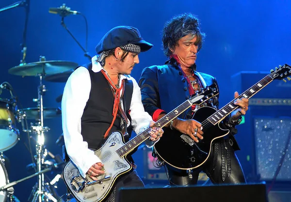 Rio de Janeiro, 24 Eylül 2015. Gitaristler Johnny Depp ve Joe Perry Rio de Janeiro, Brezilya 'da Rio 2015 Rock' ta Hollywood Vampirleri grubunun konserinde.