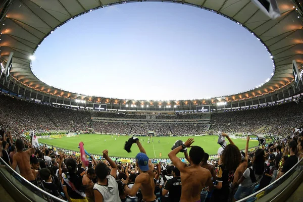 Rio de Janeiro, Brezilya, 8 Nisan 2018. Taraftarlar Rio de Janeiro 'da oynanan Brezilya futbol şampiyonası için Vasco ve Botafogo maçından önce Maracan Stadyumu' nu doldurdular..