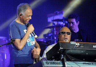 Rio de Janeiro, 25 Aralık 2012. Şarkıcılar Stevie Wonder ve Gilberto Gil, Brezilya 'nın Rio de Janeiro kentindeki Copacabana plajında Noel günü gösterileri sırasında