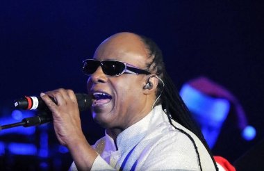 Rio de Janeiro, 25 Aralık 2012.Şarkıcı ve piyanist Stevie Wonder, Noel günü, Brezilya 'nın Rio de Janeiro şehrindeki Copacabana Sahili' ndeki gösterisinde