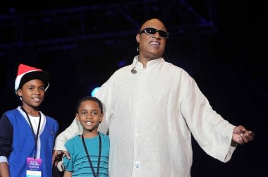 Rio de Janeiro, 25 Aralık 2012.Cantor ve piyanist Stevie Wonder çocukları Kailand Morris ve Mandla Morris Rio de Janeiro 'daki Copacabana Sahili' nde Noel günü gösterilerinde