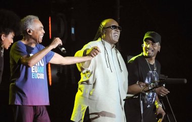 Rio de Janeiro, 25 Aralık 2012. Şarkıcılar Stevie Wonder ve Gilberto Gil, Brezilya 'nın Rio de Janeiro kentindeki Copacabana plajında Noel günü gösterileri sırasında