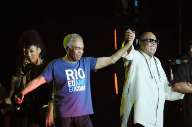 Rio de Janeiro, 25 Aralık 2012. Şarkıcılar Stevie Wonder ve Gilberto Gil, Brezilya 'nın Rio de Janeiro kentindeki Copacabana plajında Noel günü gösterileri sırasında
