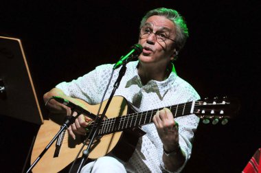 Rio de Janeiro, Brezilya, 11 Eylül 2012.Singer Caetano Veloso, Rio de Janeiro şehrindeki Oi Casa Grande tiyatrosunda bir gösteri sırasında.