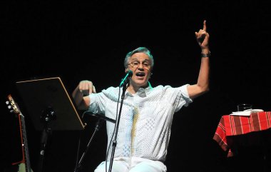 Rio de Janeiro, Brezilya, 11 Eylül 2012.Singer Caetano Veloso, Rio de Janeiro şehrindeki Oi Casa Grande tiyatrosunda bir gösteri sırasında.