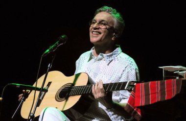 Rio de Janeiro, Brezilya, 11 Eylül 2012.Singer Caetano Veloso, Rio de Janeiro şehrindeki Oi Casa Grande tiyatrosunda bir gösteri sırasında.
