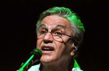 Rio de Janeiro, Brezilya, 11 Eylül 2012.Singer Caetano Veloso, Rio de Janeiro şehrindeki Oi Casa Grande tiyatrosunda bir gösteri sırasında.