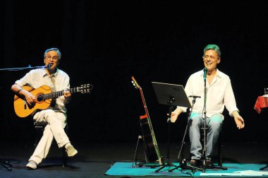 Rio de Janeiro, Brezilya, 11 Eylül 2012.Şarkıcılar Chico Buarque ve Caetano Veloso, Rio de Janeiro şehrindeki Oi Casa Grande tiyatrosunda bir gösteri sırasında.