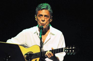 Rio de Janeiro, Brezilya, 11 Eylül 2012.Şarkıcılar Chico Buarque ve Caetano Veloso, Rio de Janeiro şehrindeki Oi Casa Grande tiyatrosunda bir gösteri sırasında.