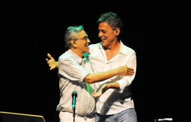 Rio de Janeiro, Brezilya, 11 Eylül 2012.Şarkıcılar Chico Buarque ve Caetano Veloso, Rio de Janeiro şehrindeki Oi Casa Grande tiyatrosunda bir gösteri sırasında.