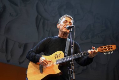 Rio de Janeiro, Brezilya 5 Ocak 2012.Singer Chico Buarque de Holanda Rio de Janeiro 'daki Vivo Hall' da sergilediği gösteri sırasında.