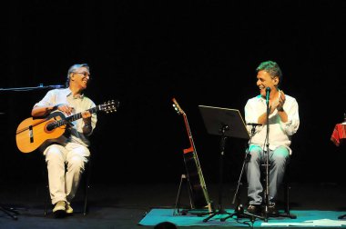 Rio de Janeiro, Brezilya, 11 Eylül 2012.Şarkıcılar Chico Buarque ve Caetano Veloso, Rio de Janeiro şehrindeki Oi Casa Grande tiyatrosunda bir gösteri sırasında.