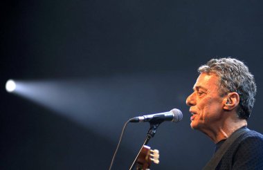 Rio de Janeiro, Brezilya 5 Ocak 2012.Singer Chico Buarque de Holanda Rio de Janeiro 'daki Vivo Hall' da sergilediği gösteri sırasında.