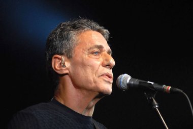 Rio de Janeiro, Brezilya 5 Ocak 2012.Singer Chico Buarque de Holanda Rio de Janeiro 'daki Vivo Hall' da sergilediği gösteri sırasında.
