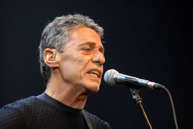 Rio de Janeiro, Brezilya 5 Ocak 2012.Singer Chico Buarque de Holanda Rio de Janeiro 'daki Vivo Hall' da sergilediği gösteri sırasında.