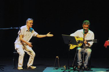 Rio de Janeiro, Brezilya, 11 Eylül 2012.Şarkıcılar Chico Buarque ve Caetano Veloso, Rio de Janeiro şehrindeki Oi Casa Grande tiyatrosunda bir gösteri sırasında.