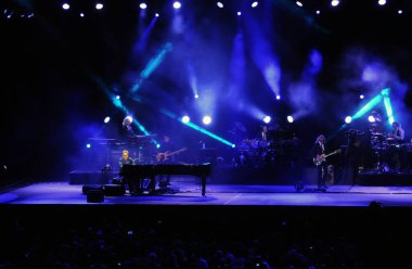 Rio de Janeiro, 19 Şubat 2014. Şarkıcı ve piyanist Elton John, Rio de Janeiro, Brezilya 'daki HSBC Arena' daki gösterisinde