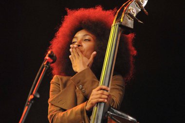 Rio de Janeiro, 24 Eylül, 2011.Singer of Yala ve basçı Esperanza Spalding, Rio 2011 'de Rio de Janeiro, Brezilya' da gerçekleştirdiği konser sırasında.