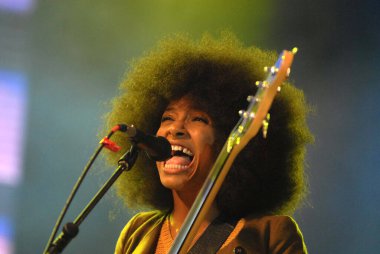 Rio de Janeiro, 24 Eylül, 2011.Singer of Yala ve basçı Esperanza Spalding, Rio 2011 'de Rio de Janeiro, Brezilya' da gerçekleştirdiği konser sırasında.