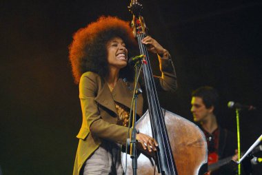 Rio de Janeiro, 24 Eylül, 2011.Singer of Yala ve basçı Esperanza Spalding, Rio 2011 'de Rio de Janeiro, Brezilya' da gerçekleştirdiği konser sırasında.