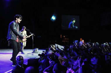 Rio de Janeiro, 12 Mart 2013. Grup Jonas Brothers 'ın vokalisti Nick Jonas, Brezilya' nın Rio de Janeiro kentindeki Citibank Hall 'da sergilendiği sırada,.