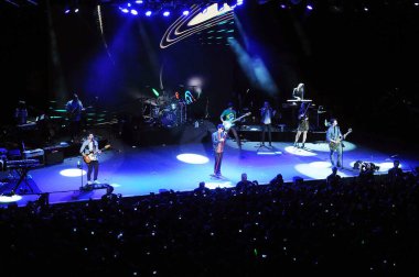 Rio de Janeiro, 12 Mart 2013. Şarkıcı Nick Jonas, müzisyenlerle birlikte Rio de Janeiro, Brezilya 'daki Citibank Hall' da gerçekleştirdiği konser sırasında.