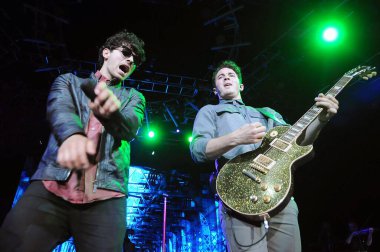 Rio de Janeiro, 12 Mart 2013. Şarkıcı Nick Jonas, müzisyenlerle birlikte Rio de Janeiro, Brezilya 'daki Citibank Hall' da gerçekleştirdiği konser sırasında.