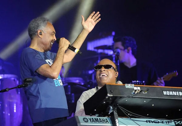 Rio de Janeiro, 25 Aralık 2012. Şarkıcılar Stevie Wonder ve Gilberto Gil, Brezilya 'nın Rio de Janeiro kentindeki Copacabana plajında Noel günü gösterileri sırasında